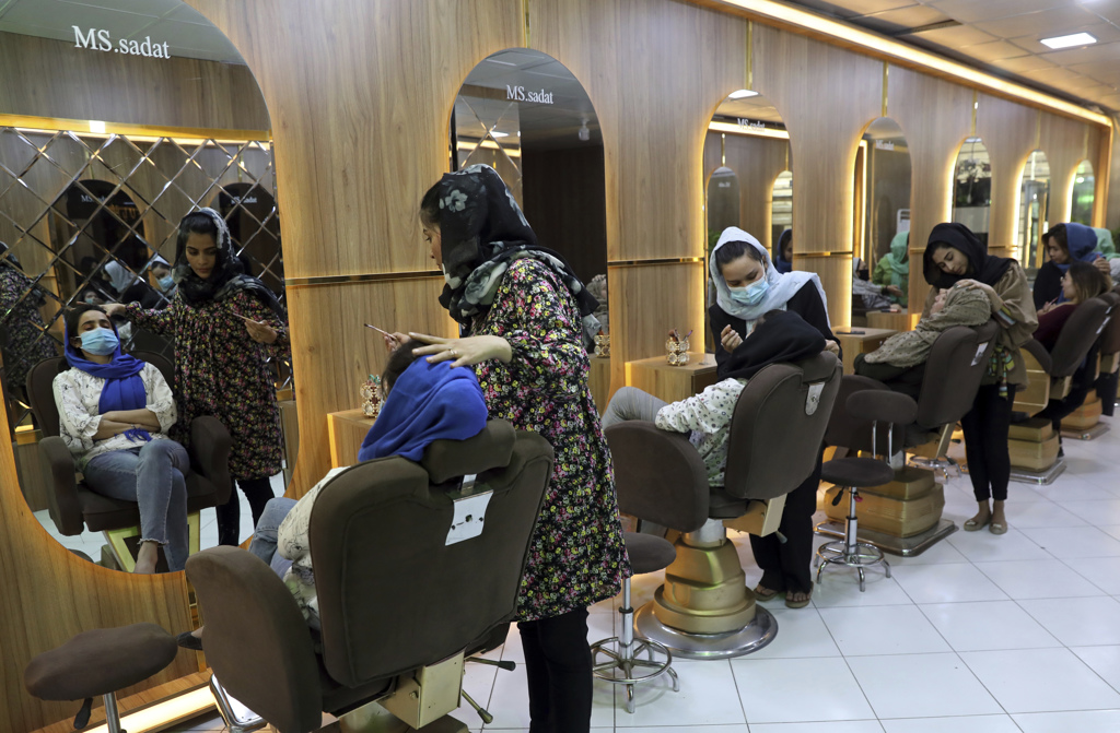 2021年4月25日，位于阿富汗喀布尔的美容师为顾客美容资料照。（路透社）(photo:ChinaTimes)