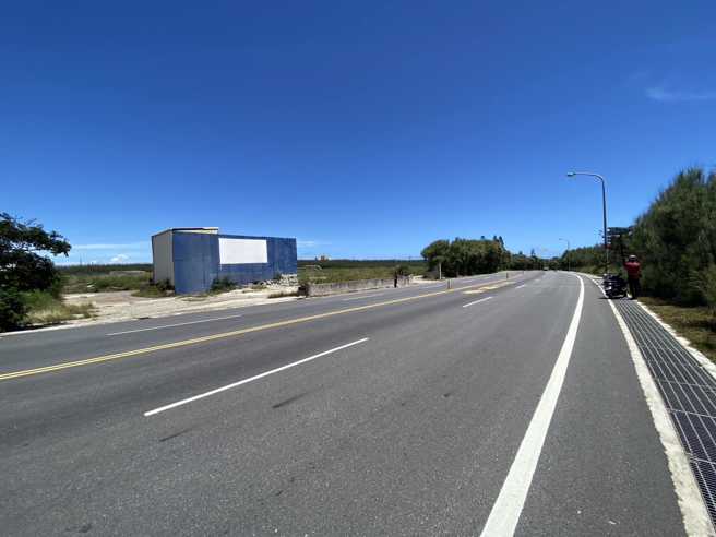 澎湖前副议长陈双全妻车祸倒卧路旁命危，议员儿子徵求行车纪录器。(翻摄陈毓仁脸书)