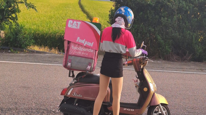 一名女子表示，看到熊猫女外送员身穿黑色窄短裙，露出修长美腿跑外送。（图／翻摄自爆废公社二馆）