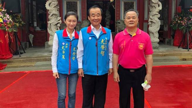 明年台南市第1选区立委选举，国民党原拟徵召曾文区市议员尤荣智（中）的女儿尤净宽（左），但尤婉拒参选。（翻摄自尤荣智脸书／张毓翎台南传真）
