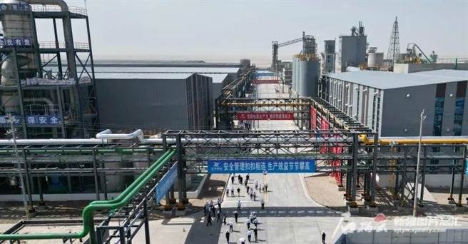 大陆单一最大年产12万吨电池级碳酸锂项目一期在新疆巴州投产。图为若羌县新疆志存新能源材料有限公司碳酸锂生产基地。（新疆日报）