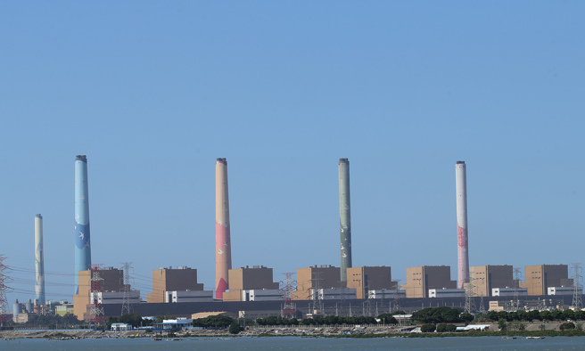 国民党立委参选人顏宽恒表示，龙井、乌日区近日陆续发生停电问题，但火力发电厂在台中造成污染，台中人没道理还要承受停电梦魇。图为台中发电厂外观。（资料照／陈怡诚摄）