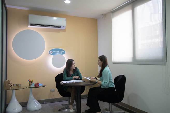 勞動力發展署中彰投分署在青年尋職期間，特別提供職涯詢服務。（中彰投分署提供）