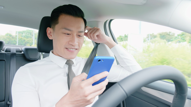 大陆一名人夫拒绝让女同事搭便车，岂料他的妻子得知后，神回覆让所有人都笑疯。(示意图/达志影像)