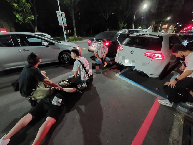 高雄一名陳姓男子投資娃娃機欠債百萬，後遭擄走囚5天。圖為警方逮捕涉案等人的畫面。（圖/ 警方提供）