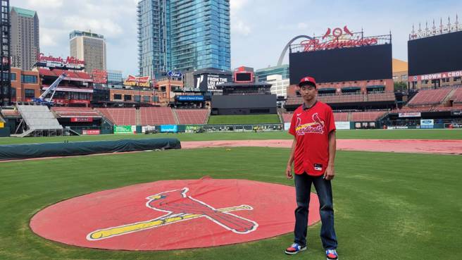 林振玮和红雀队球场合照。（展逸国际企业提供）