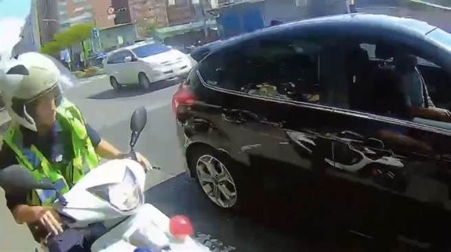 李姓民眾向板桥分局员警求助，协助开道送孕妻就医。（板桥分局提供）