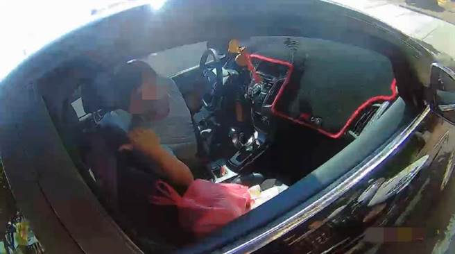 李姓民眾向板桥分局员警求助，协助开道送孕妻就医。（板桥分局提供）