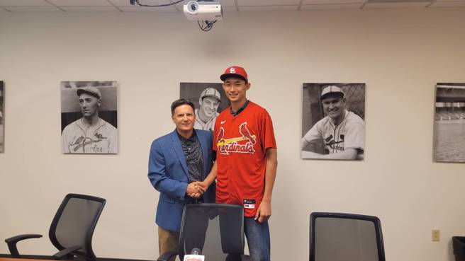 林振玮（右）和红雀队总经理特助史雷特（左）。（展逸国际企业提供）