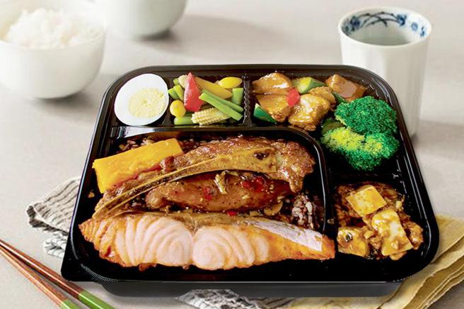 六福客栈便当进驻台北101，并推出「鲑鱼及战斧黑椒猪排」便当。（图／六福客栈提供）