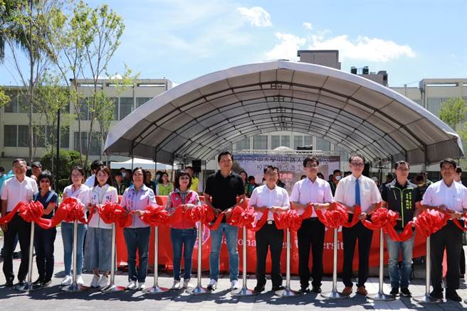 新北市副市长朱惕之（右六）今出席芦洲空大邻中正路侧校园开放与友善人行环境改造工程完工典礼。（陈慰慈摄）