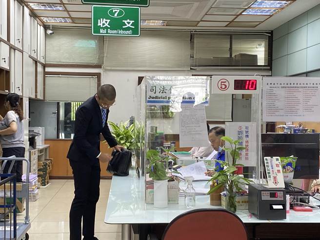 台中5亿高中生离奇坠楼案，检方对其夏姓配偶「杀人罪」不起诉，赖母委托律师许哲维向检方递状、声请再议。（冯惠宜摄）