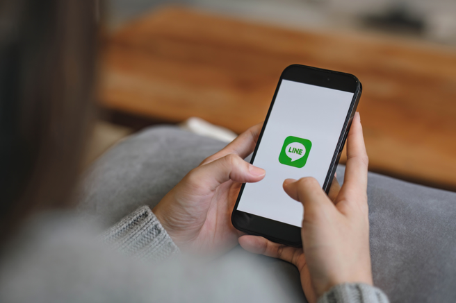 一名女子发现身边部分朋友或同事，传LINE习惯用注音结尾。（图／示意图，达志影像）