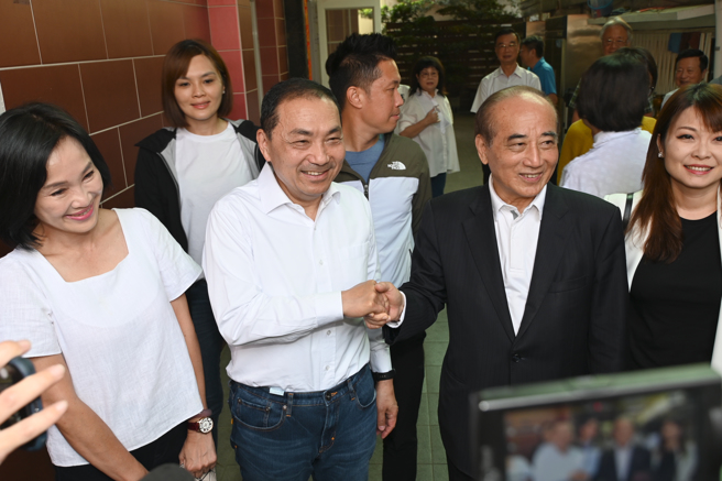 圖為國民黨總統參選人侯友宜（前左二）5月時，到高雄市路竹區拜訪前立法院長王金平（前右二）。（資料照,林瑞益攝）