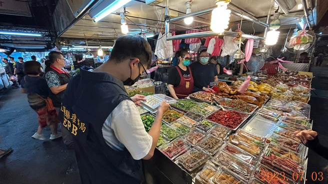 为减少PVC对环境及健康危害风险，环保局到传统市场稽查辅导改善。（花莲县环保局提供／王志伟花莲传真）