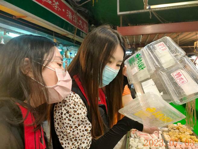 为减少PVC对环境及健康危害风险，环保局到传统市场稽查辅导改善。（花莲县环保局提供／王志伟花莲传真）