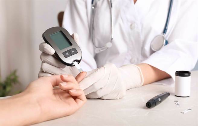 一般人提到糖尿病會想到血糖數值偏高，但醫師表示，胰島素值也相當重要。(示意圖/ Shutterstock )