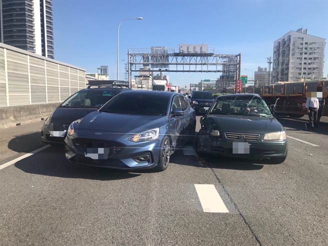 国道1号南向370公里五甲系统于4日上午7时40分许发生5辆车碰撞事故。（翻摄照片／林瑞益高雄传真）