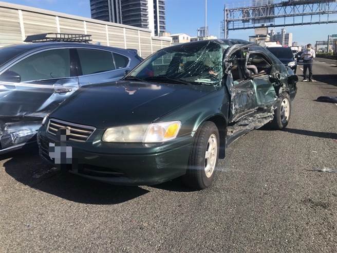 国道1号南向370公里五甲系统于4日上午7时40分许发生5辆车碰撞事故，其中一辆汽车严重毁损。（翻摄照片／林瑞益高雄传真）