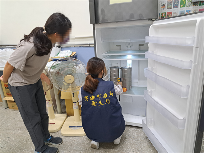 高雄市衛生局人員測量放置食材的冰箱溫度。（高雄市衛生局提供／崔正綱高雄傳真）