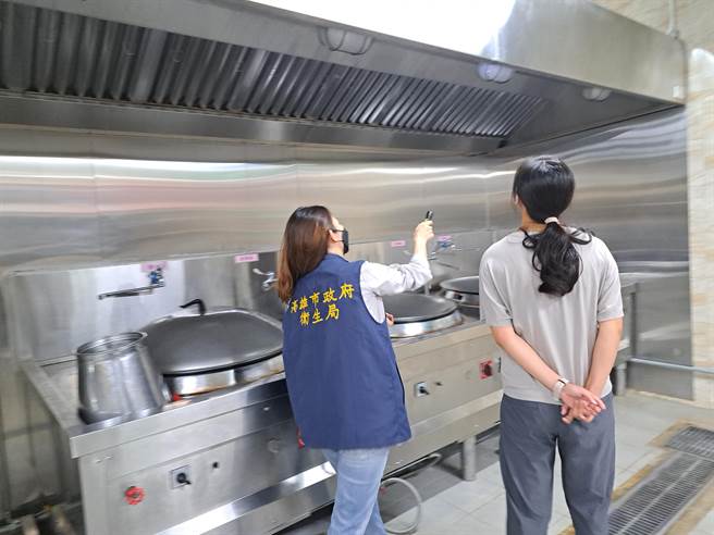高雄市衛生局人員檢查設備清潔。（高雄市衛生局提供／崔正綱高雄傳真）