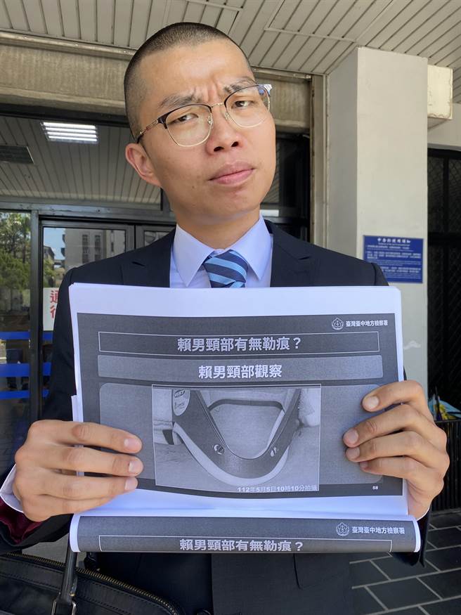 赖母委托律师许哲维向检方递状、声请再议，他说，他指家属无法接脖子勒痕是护颈造成，且在不起诉书中找到照片竟是死后一天，不解为何死后一天还戴护颈。（冯惠宜摄）