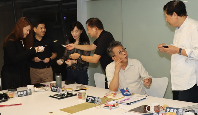 金犢獎今年首次設立「Signify社群平台創意奬」，評審仔細檢視參賽作品。(圖／時報金犢獎提供)

