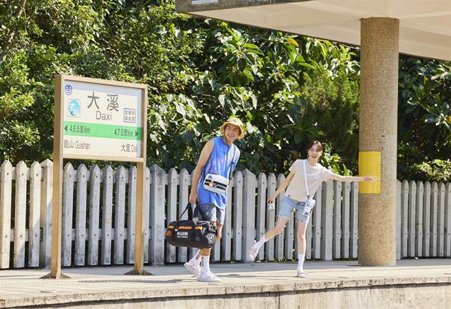 PALLADIUM I 迪士尼100周年系列打造了3款潮流旅行包袋，不论日常使用或是外出旅行都非常适合。30L大容量旅行袋可到7-11精品快闪购／集点送购入，活动7月10日开跑。（PALLADIUM提供／朱世凯台北传真）