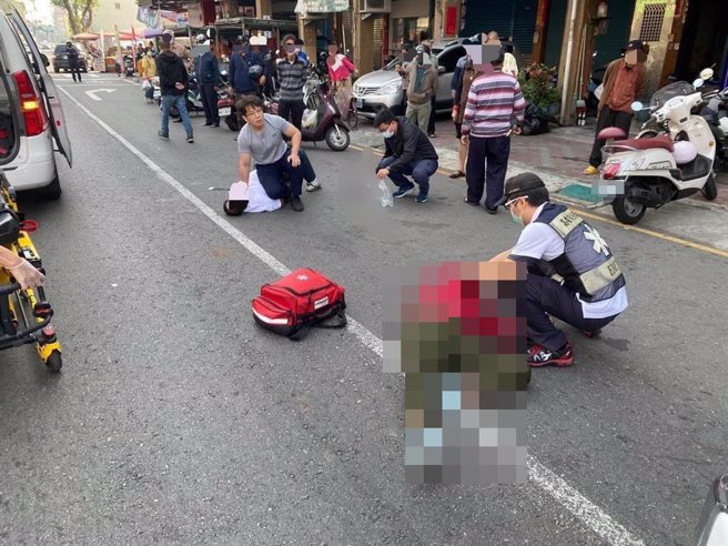 在高雄市三民區金獅湖市場販魚的邱姓男子，疑似與夏姓女友有債務及感情糾紛。2人今年3月當街談判時，邱男持魚刀追殺夏女致死。高雄地檢署偵結，依家暴殺人罪起訴邱男。（本報資料照）