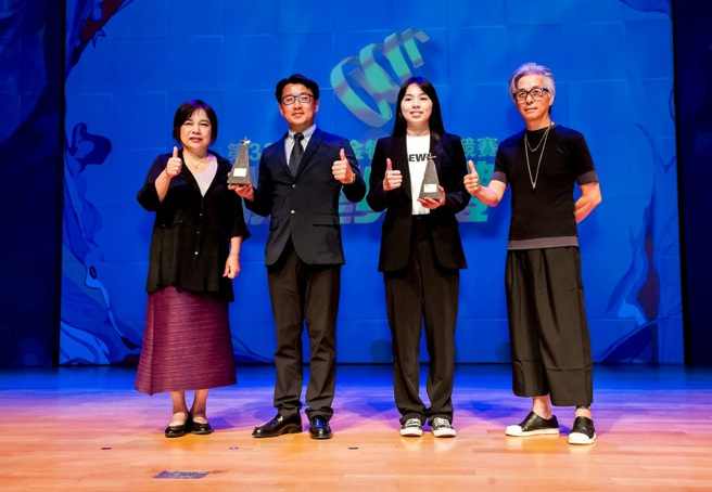 年度最佳学校金犊奖由復兴商工校长陈效宗(左2)、臺湾艺术大学专案助理教授林昱萱(右2)代表领奖。图左1为旺旺中时文化传媒总经理林淑黛、右1为金犊奖评审团主席常一飞。 (图／时报金犊奖提供)