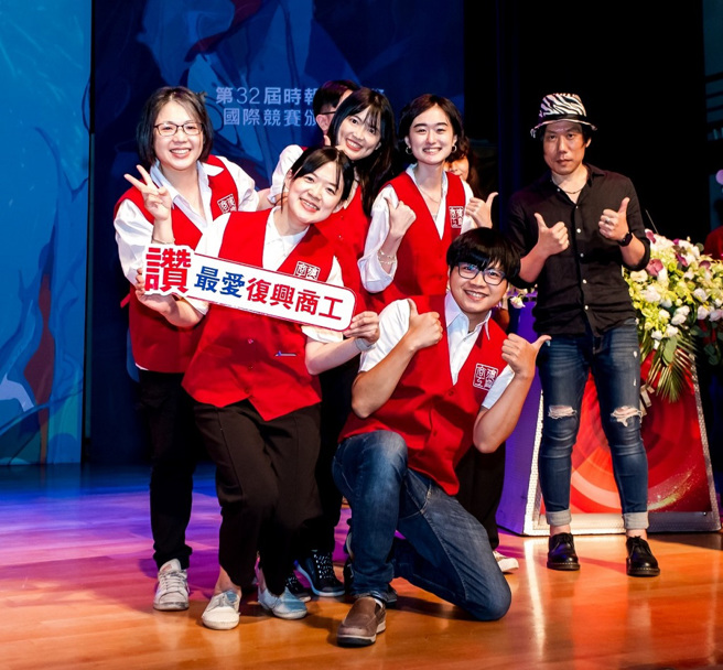 復兴商工的同学在老师们的指导下，获得多项大奖。(图／时报金犊奖提供)