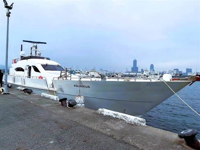 販毒集團獅子山共和國籍遊艇「AQUARIUS 1」去年走私市值20億元的K他命，原預定今日拍賣，但因拍賣公告囑託送達至船舶所有人馬來西亞居住地未獲回覆，拍賣公告送達未合法，行政執行署高雄分署宣布停止拍賣。（本報資料照）
