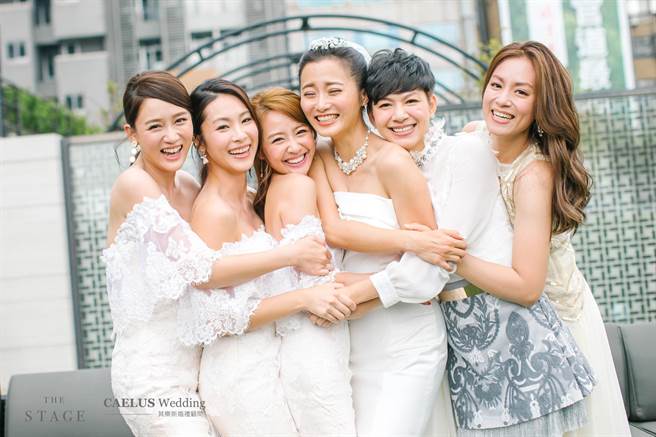 仔仔（右1）2017年参加赵小侨婚礼，与七朵花团员合体。（林修毅提供）