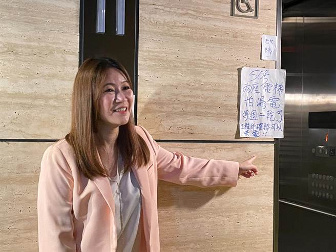 大龙新城2部电梯停摆3天，影响40户、100多人，还有住户送医要靠消防队员协助。（刘彦宜摄）