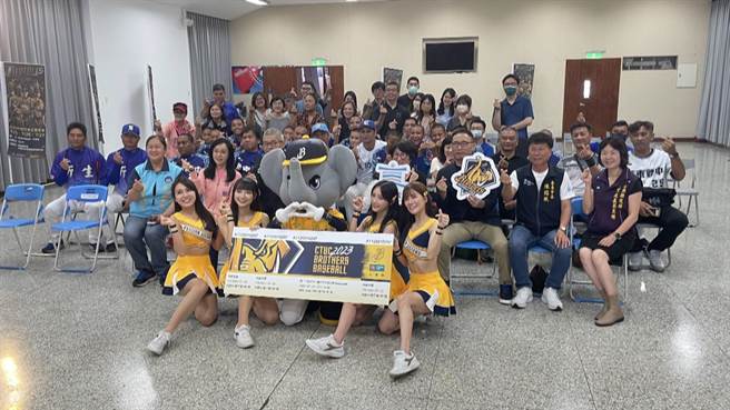 中信兄弟回馈票券将分配给县内基层棒球队师生534张，其余3699张分3场次回馈台东县民，7月15日上午10点起开放线上索票。（萧嘉蕙摄）