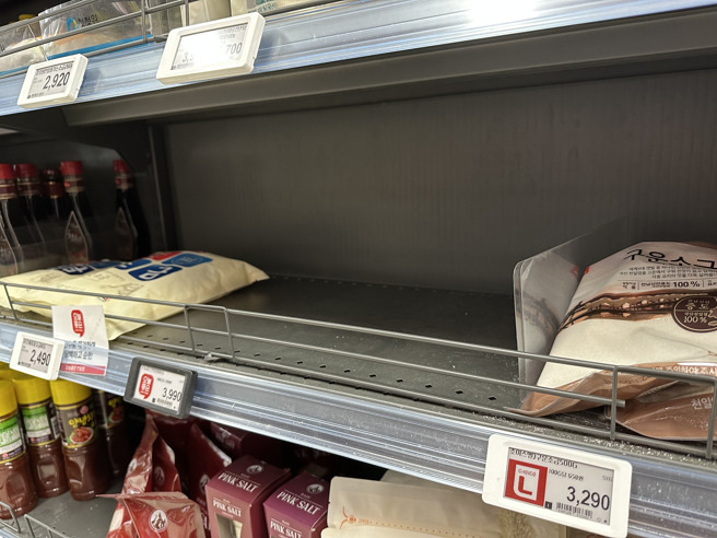 福島核廢水將排放入海，南韓出現囤鹽潮，各地超市食鹽供不應求。圖為首爾某處超市貨架。（圖／中央社）