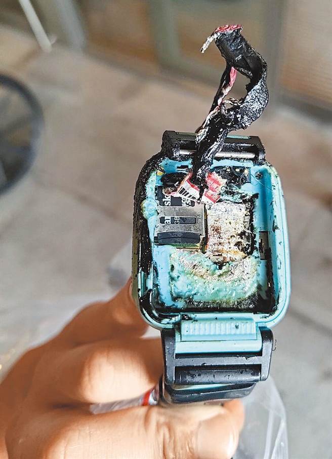 土城10歲男童佩戴的智慧型手表突然爆炸自燃，造成男童右手臂2度燒燙傷。（新北市消防局第五救災救護大隊提供）