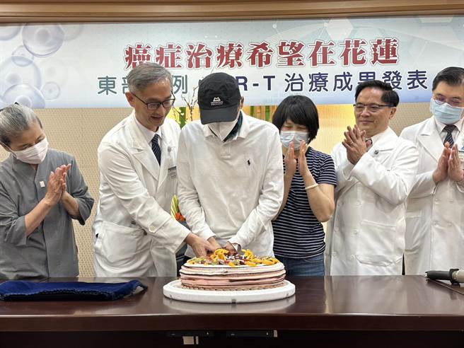 花莲慈济医院影像医学科医师周绍宾（左三）5年前罹患罕见淋巴癌併血癌，治疗康復后，今年2月淋巴癌復发，经慈院以最新免疫细胞疗法「CAR-T细胞治疗技术」，终于战胜病魔，身体恢復状况良好，院方今特别准备一份大蛋糕，替他办理简单温馨的欢庆重生会。（罗亦晽摄）