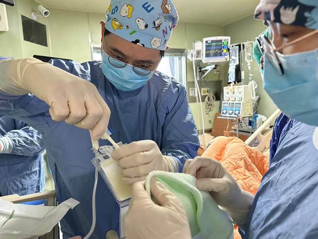 花莲慈济医院影像医学科医师周绍宾5年前罹患罕见淋巴癌併血癌，治疗康復后，今年2月淋巴癌復发，经慈院以最新免疫细胞疗法「CAR-T细胞治疗技术」，终于战胜病魔。（花莲慈济医院提供／罗亦晽花莲传真）