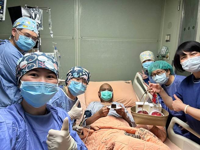 花莲慈济医院影像医学科医师周绍宾5年前罹患罕见淋巴癌併血癌，治疗康復后，今年2月淋巴癌復发，经慈院以最新免疫细胞疗法「CAR-T细胞治疗技术」，终于战胜病魔。（花莲慈济医院提供／罗亦晽花莲传真）