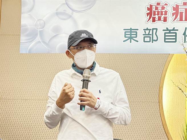 花莲慈济医院影像医学科医师周绍宾5年前罹患罕见淋巴癌併血癌，治疗康復后，今年2月淋巴癌復发，经慈院以最新免疫细胞疗法「CAR-T细胞治疗技术」，终于战胜病魔，并在今天分享抗癌歷程。（罗亦晽摄）