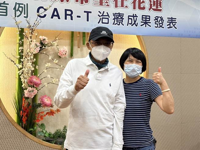 花莲慈济医院影像医学科医师周绍宾（左）5年前罹患罕见淋巴癌併血癌，治疗康復后，今年2月淋巴癌復发，经慈院以最新免疫细胞疗法「CAR-T细胞治疗技术」，终于战胜病魔，身体恢復状况良好。（罗亦晽摄）