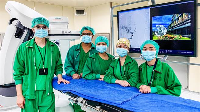新竹台大分院徐秋豪醫師（左）及神經外科複合式手術室團隊。（新竹台大分院提供／羅浚濱新竹傳真）