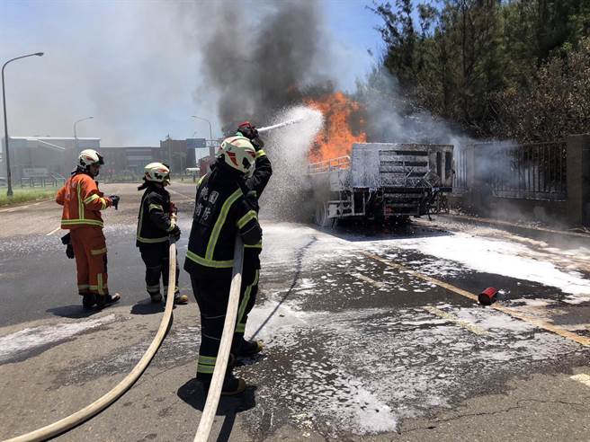 桃園觀音台61線4日發生火燒車事故，駕駛與乘客及時逃生，所幸無人傷亡。（翻攝照片／蔡明亘桃園傳真）