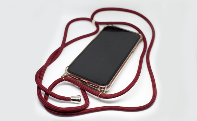 一名女网友发现近手机挂绳流行，让她心动想入手。（图／示意图，达志影像）