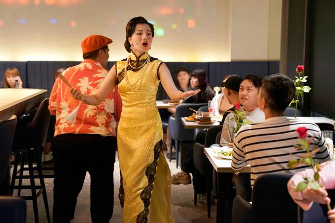 在非典型劇場的餐酒館空間裡演戲，春河劇團近期打造沉浸式劇場《三生三世》，帶觀眾邊吃飯邊看戲。（春河劇團提供）