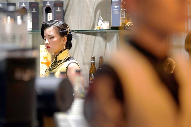 春河劇團近期打造沉浸式劇場《三生三世》，帶觀眾邊吃飯邊看戲，演員就在身邊演戲。（春河劇團提供）