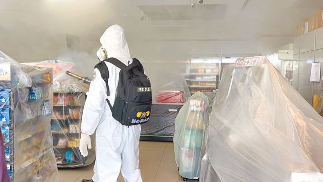 登革热大爆发，陆军八军团39化兵群日前在台南仁德区成功里进行化学防治。（曹婷婷摄）