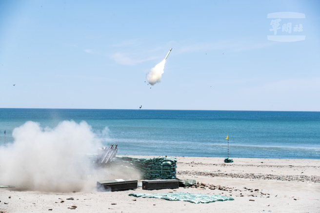 雙聯裝刺針飛彈發射瞬間。（軍聞社提供)