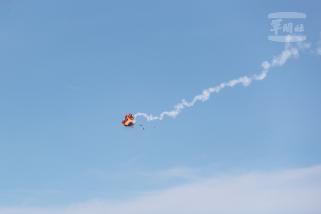 復仇者飛彈車刺針飛彈命中靶機。（軍聞社提供）